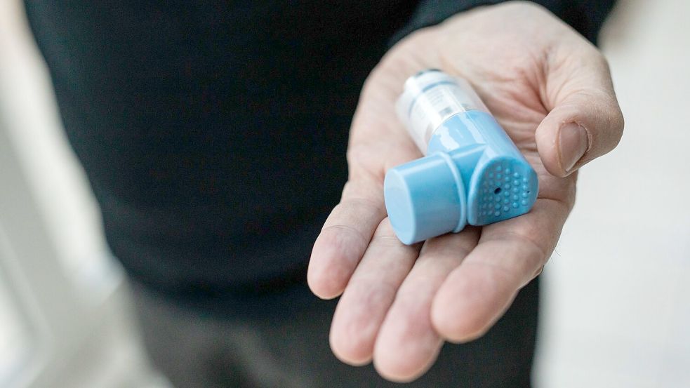 So ein Spray haben die meisten Asthmatiker immer dabei. (Archivbild) Foto: Philipp von Ditfurth/dpa