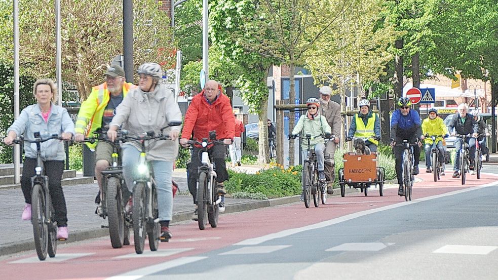 In der Stadt Leer schwangen sich viele Teilnehmer für die Auftaktveranstaltung des Stadtradelns aufs Fahrrad. Foto: Bodo Wolters
