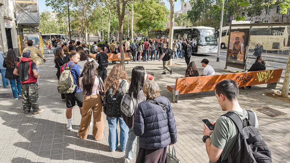 In Spanien und Portugal hatten Millionen Menschen über 12 Stunden hinweg keinen Strom. Es bildeten sich lange Schlangen für die wenigen noch fahrenden Busse und Metros. Foto: IMAGO/Europa Press