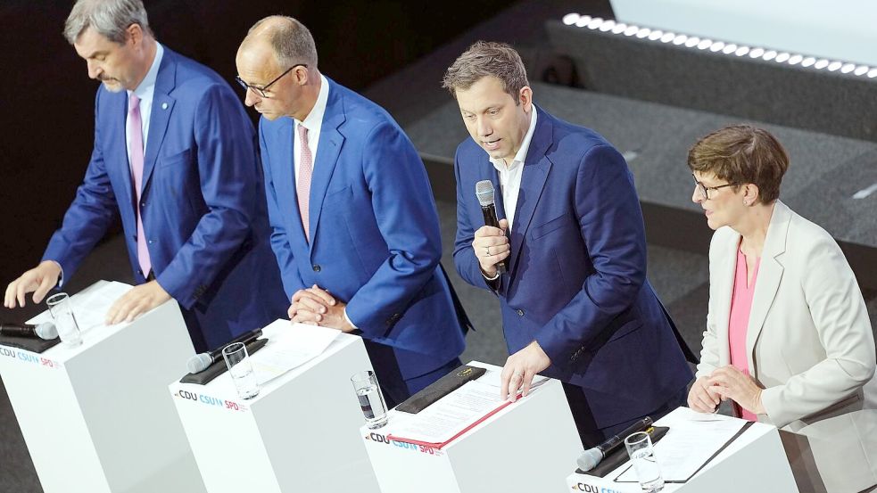 Die Spitzen von Union und SPD haben ihre Unterschriften unter den Koalitionsvertrag gesetzt. Foto: Kay Nietfeld/dpa