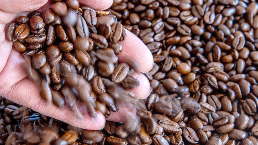 Kaffee erreicht nicht mehr so viele Käufer wie früher. (Symbolbild) Foto: Jens Büttner/dpa