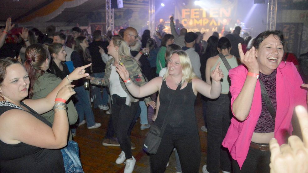 Beste Stimmung herrschte am Samstagabend bei der Zeltparty mit der Band "Fetencompany" in Flachsmeer. Foto: Holger Weers