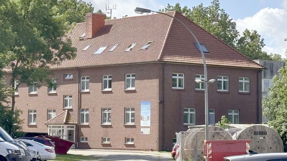 Direkt am Deich: Bis zu 280 Menschen können in der Flüchtlingsunterkunft Utlandshörn untergebracht werden. Foto: Rebecca Kresse