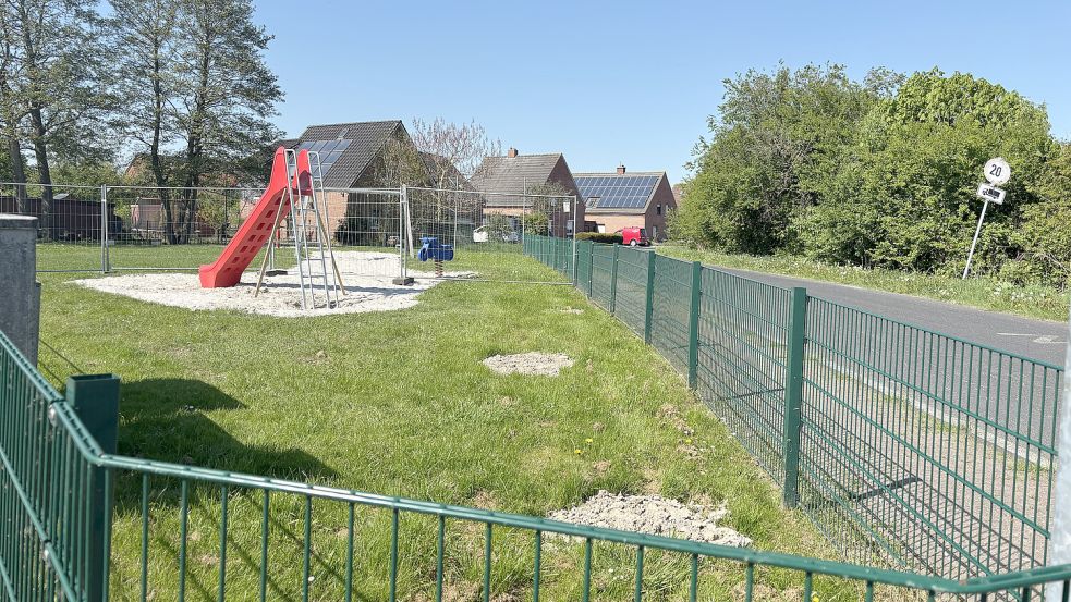 Der kleine Spielplatz nahe der Loppersumer Grundschule befindet sich auf einer Grünfläche zwischen zwei Straßen. Fotos: Lotta Groenendaal