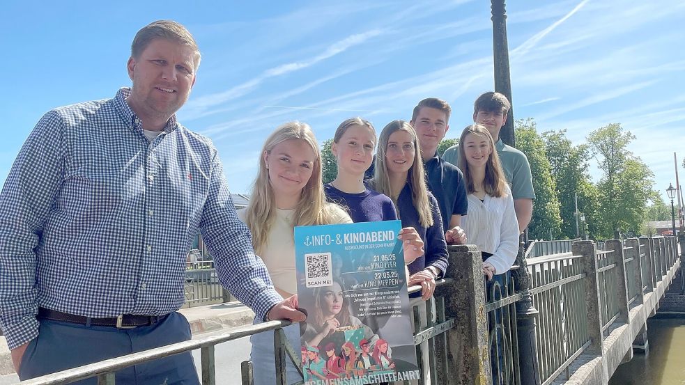 Werben für die Ausbildung in einer Reederei: (von links) Maik Escherhaus (Ausbildungsleiter und Prokurist bei der Reederei Hartmann), Corinna Stasun (Azubi), Oleksandra Zemskova (Jahrespraktikantin), Jaane Neemann (Azubi), Kilian Janssen (Azubi), Alina Ferdinand (Azubi) und Yskert Rathmann (ebenfalls Azubi bei der Reederei Hartmann). Foto: Emely Robbe/Reederei Hartmann
