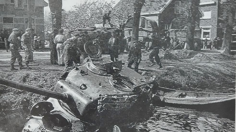 Auch wenn ein Fehnkanal diesen kanadischen Panzer stoppte, war der Vormarsch der alliierten Bodentruppen im Mai 1945 nicht mehr aufzuhalten. Bild: Dieter Simon, Das Kriegsende 1945 in Leer, Verlag Schuster 1995