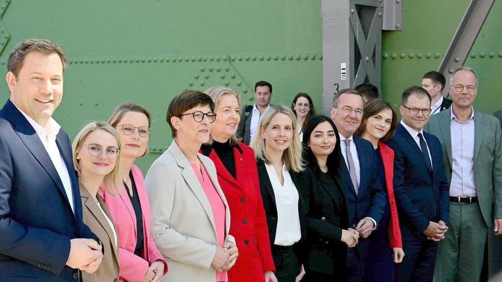SPD-Chef Lars Klingbeil (links) hat seine Führungsmannschaft präsentiert - mit mehrheitlich Frauen. Foto: AFP/TOBIAS SCHWARZ