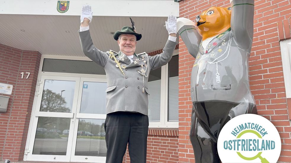 Dieter „Buddy“ Kramer in seiner Schützenuniform vor dem Schützenbären auf dem Schützenplatz. Foto: Imke Oltmanns