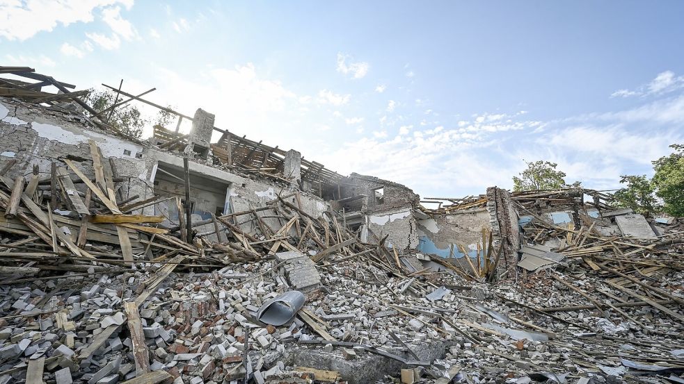 Die Stadt Myrnohrad ist schon in der Vergangenheit durch russischen schwer zerstört worden. (Archivbild). Foto: -/ukrin/dpa