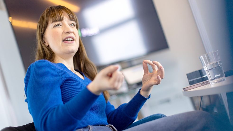 Heidi Reichinnek, Vorsitzende der Fraktion Die Linke im Bundestag, während eines Interviews mit Burkhard Ewert in der Redaktion der Neuen Osnabrücker Zeitung. Foto: Michael Gründel