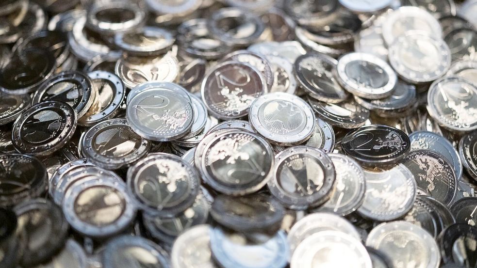 Gemessen an der Zahl der Transaktionen ist Bargeld noch immer die beliebteste Zahlungsart. (Symbolbild) Foto: Marijan Murat/dpa