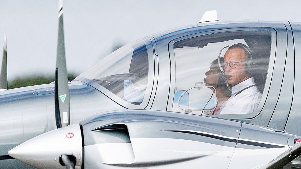Friedrich Merz ist leidenschaftlicher Pilot. Darf er sein Flugzeug auch als Bundeskanzler noch selbst fliegen? Foto: Axel Heimken/dpa