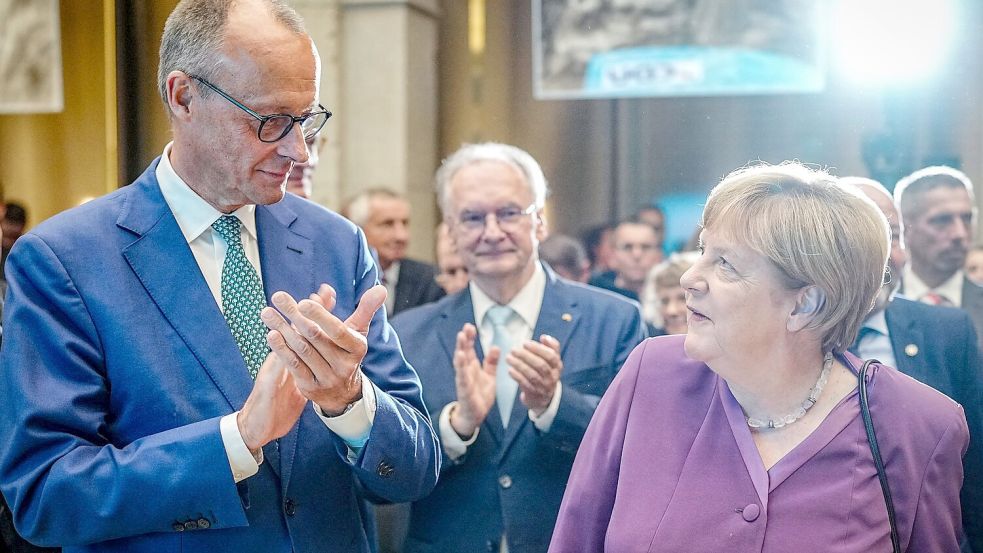 Seitdem die damalige CDU-Vorsitzende Angela Merkel Friedrich Merz 2002 vom Vorsitz der Unionsfraktion verdrängt hatte, gilt das Verhältnis der beiden CDU-Granden als belastet. (Archivbild) Foto: Kay Nietfeld/dpa