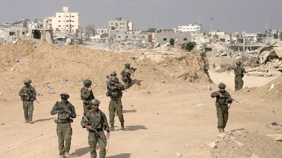 Zehntausende Reservisten sollen für die neue Gaza-Strategie eingezogen werden. Foto: Leo Correa/AP/dpa