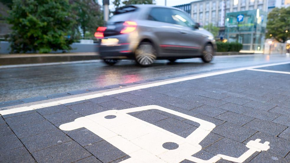 Steigende Rabatte machen Elektroautos billiger. (Archivbild) Foto: Julian Stratenschulte/dpa