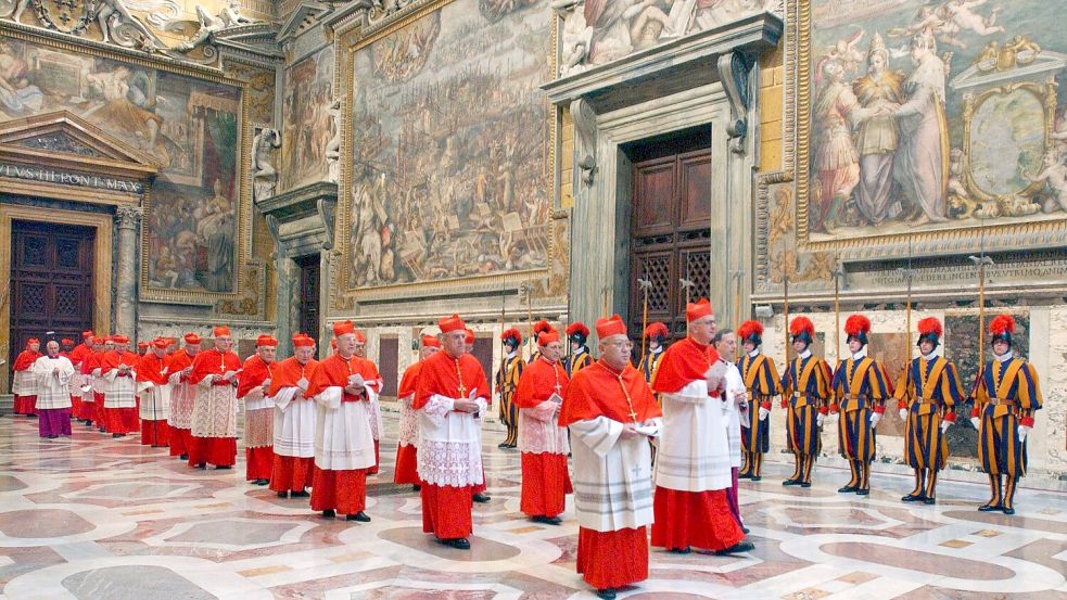 Das Foto zeigt, wie die Kardinäle zu Beginn des Konklaves im Jahr 2005 in einer Prozession zur Sixtinischen Kapelle im Vatikan gehen. (Archivbild) Foto: Uncredited/Osservatore Romano via AP/dpa