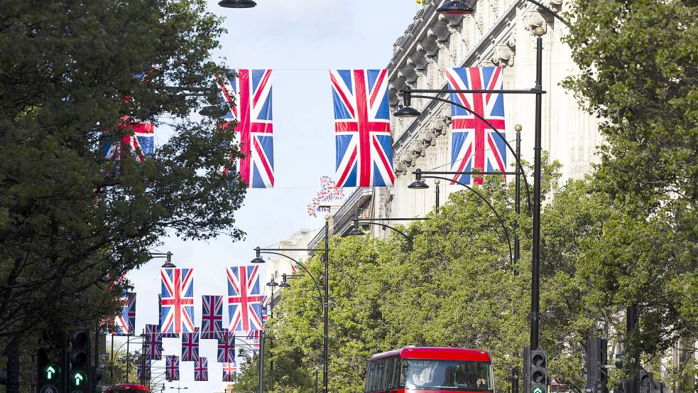 Die Oxford Street in London wurde anlässlich des 80. Jahrestages des Sieges in Europa , dem VE-Day (Victory in Europe Day), mit 213 Metern Union Jack-Fahnen geschmückt. Foto: David Parry Media Assignments/dpa/PA Wire