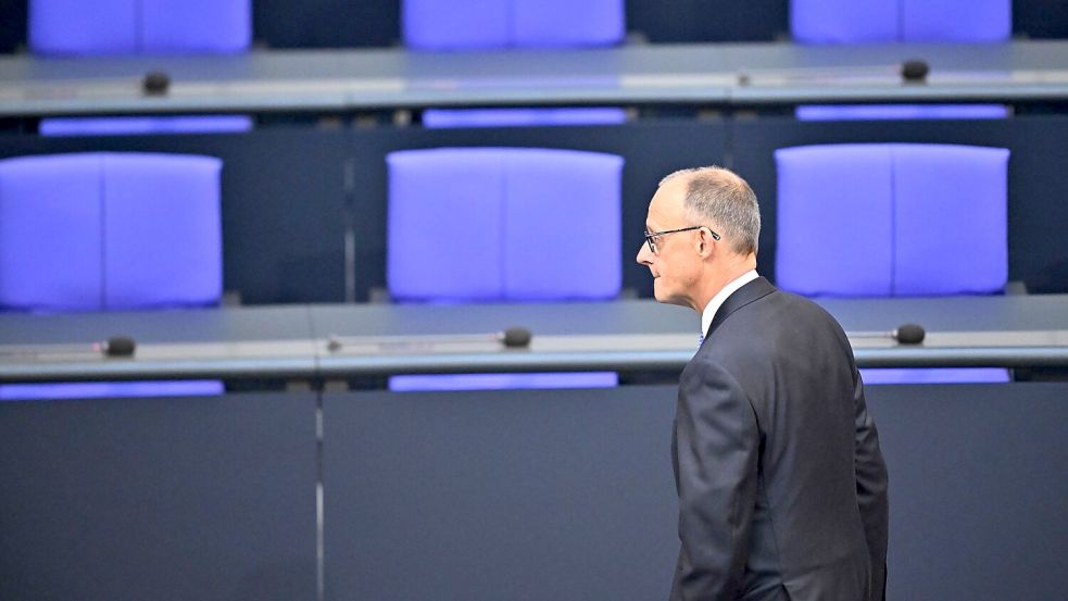 Friedrich Merz ist im ersten Wahlgang nicht zum Bundeskanzler gewählt worden - und der Dax gibt nach. Foto: Sebastian Gollnow/dpa