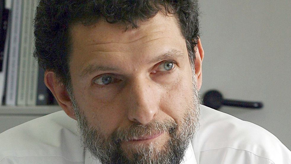 Der türkische Kulturförderer Osman Kavala erhält die Goethe-Medaille, das offizielle Ehrenzeichen der Bundesrepublik Deutschland. (Archivbild) Foto: -/AP/dpa