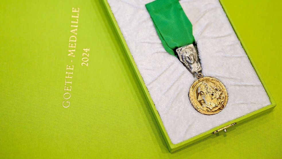 Die Goethe-Medaille wird traditionell am 28. August, dem Geburtstag des Dichters Johann Wolfgang von Goethe (1749-1832), in Weimar verliehen. (Archivbild) Foto: Hannes P. Albert/dpa