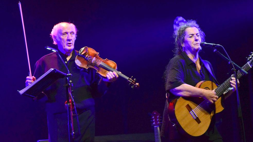 Der niederländische Entertainer Herman van Veen trat am Freitagabend in der Auricher Stadthalle auf. Begleitet wurde er dabei unter anderem von Edith Leerkes an der Gitarre. Foto: Karin Eden