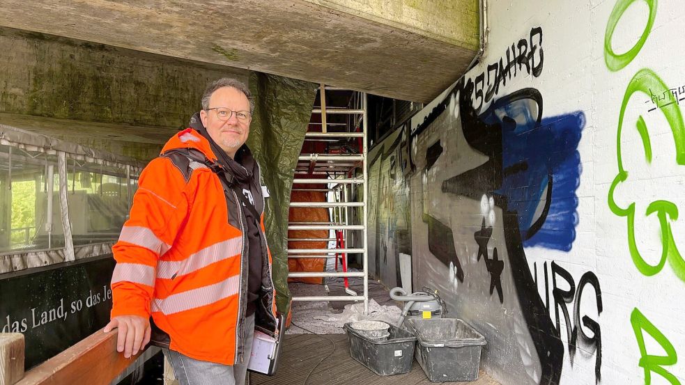 Ulf Jablonski von der Hensel Ingenieur GmbH mit Hauptsitz in Kassel erklärt, was an der Brücke im Wiesmoorer Zentrum geprüft wird. Foto: Nicole Böning
