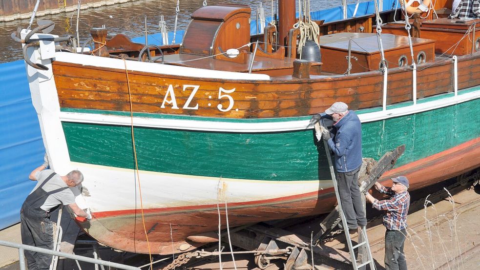Die Kennung „AZ:5“ gibt einen Hinweis auf den Heimathafen der „Gebrüder“. Ursprünglich gehörte der Kutter nach Neuharlingersiel, kam aber 1995 in den Besitz des Sielhafenmuseums Carolinensiel. Foto: Susanne Ullrich