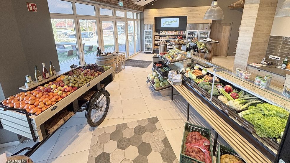Im Hofladen in Tichelwarf gibt es eine große Auswahl an frischem Obst, Gemüse und Salat. Foto: Walker