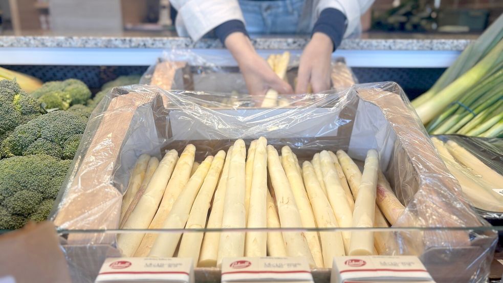 Regionalität und kurze Weg sind Stefan Burlager, Inhaber des Hofladens in Tichelwarf, besonders wichtig. Der Spargel kommt vom Hof Santen in Diele. Foto: Frey