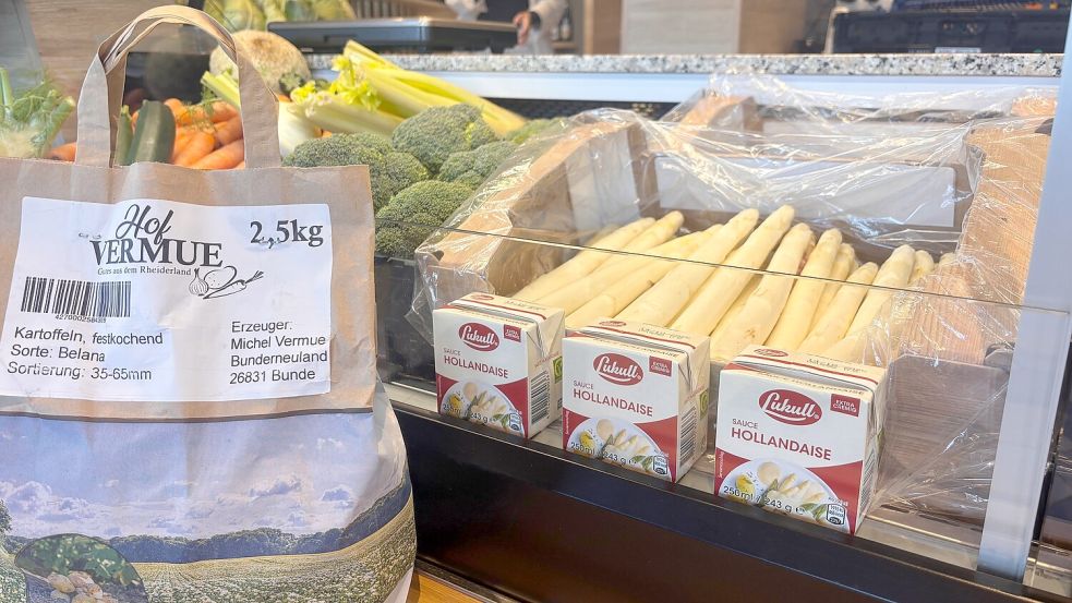 Spargel, feldfrisch vom Hof Santen in Diele, und Kartoffeln vom Hof Vermue in Bunde passen ideal zur Maischolle. Foto: Frey