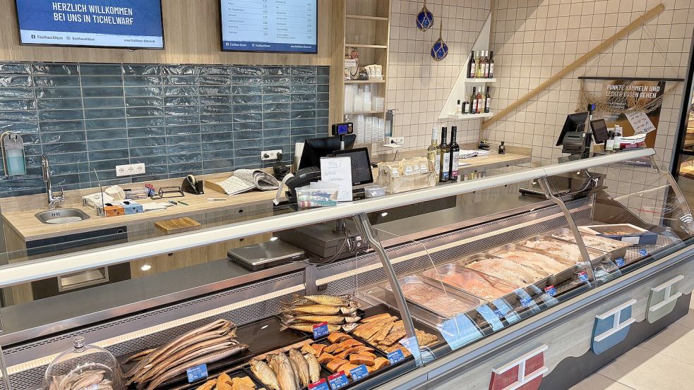 Beim Fischhaus Ditzum und im Tichelmarkt gibt es eine große Auswahl an frischem Fisch und Räucherfisch. Foto: Walker