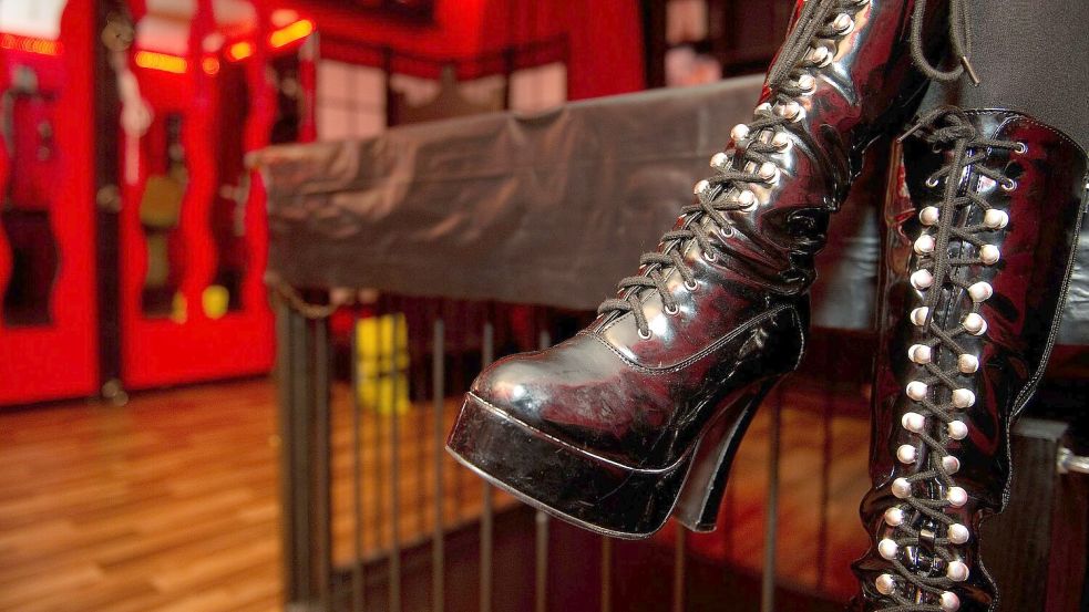 In Karlsruhe stand eine Domina vor Gericht - wegen Steuerhinterziehung. (Symbolbild) Foto: Axel Heimken/dpa