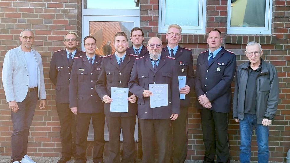 Das Foto zeigt Mitglieder der Ortswehr Nesse und ihre Gäste (von links): Uwe Trännapp, Gemeindebrandmeister Thorsten Siebels, Mario Eilers (Vorsitzender des Kreisfeuerwehrverbandes), Jonas Schmandt, Holger Münkenwarf, Christian Ossendorff, Manfred Brust, Ortsbrandmeister Uwe Denkena-Ihnen und Ernst Sorgenfrei, Vorsitzender des Feuerwehrfachausschusses. Foto: privat
