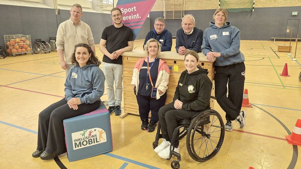 Den Erlebnistag an der Friesenschule begleiteten (vorne, von links): Josina Anraad, Irene Korte (Lehrkraft der Tagesbildungsstätte der Lebenshilfe) und Para-Sportlerin Silke Bednarz sowie (hinten, von links): René Herbers, Jonas Jasper, Michael Lohoff, Jörg Kromminga und Katrin Dillschnitter vom Team des Inklusionsmobils. Foto: privat