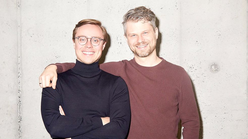 Die beiden Mitbegründer des Berliner KI-Start-ups Parloa Malte Kosub (l) und Stefan Ostwald. Foto: Parloa/dpa