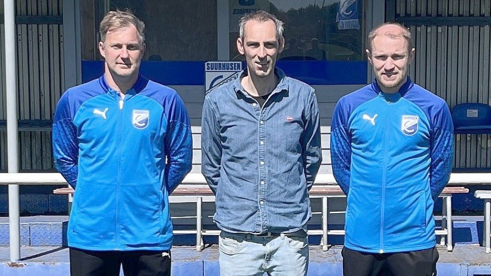 Zur Freude von Fußball-Abteilungsleiter Björn Küßner (Mitte) bleiben Christian Diener (links) und Waldemar Schulz über die Saison hinaus in Suurhusen. Foto: Verein