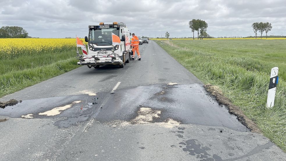 Öl über die gesamte Breite der L2: Eine Spezialfirma musste die Straße reinigen.
