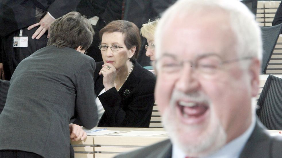 Heide Simonis verlor 2005 die Abstimmung zur Ministerpräsidentin in SH, ihr Herausforderer Peter Harry Carstensen amüsiert sich sichtlich. Foto: dpa/Ulrich Perrey