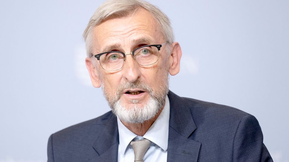 Innenminister Armin Schuster lehnt nach AfD-Einstufung anlasslose Gesinnungsprüfung für Beamte mit AfD-Mitgliedschaft ab. (Archivbild) Foto: Sebastian Kahnert/dpa