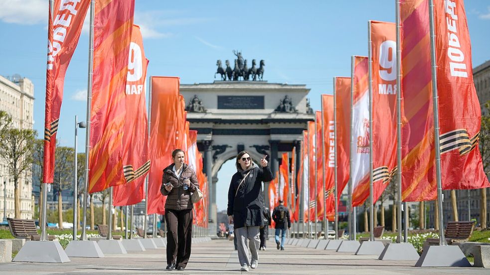 Die russische Hauptstadt Moskau ist zum Tag des Sieges in ein Fahnenmeer gehüllt. (Archivbild) Foto: Pavel Bednyakov/AP/dpa