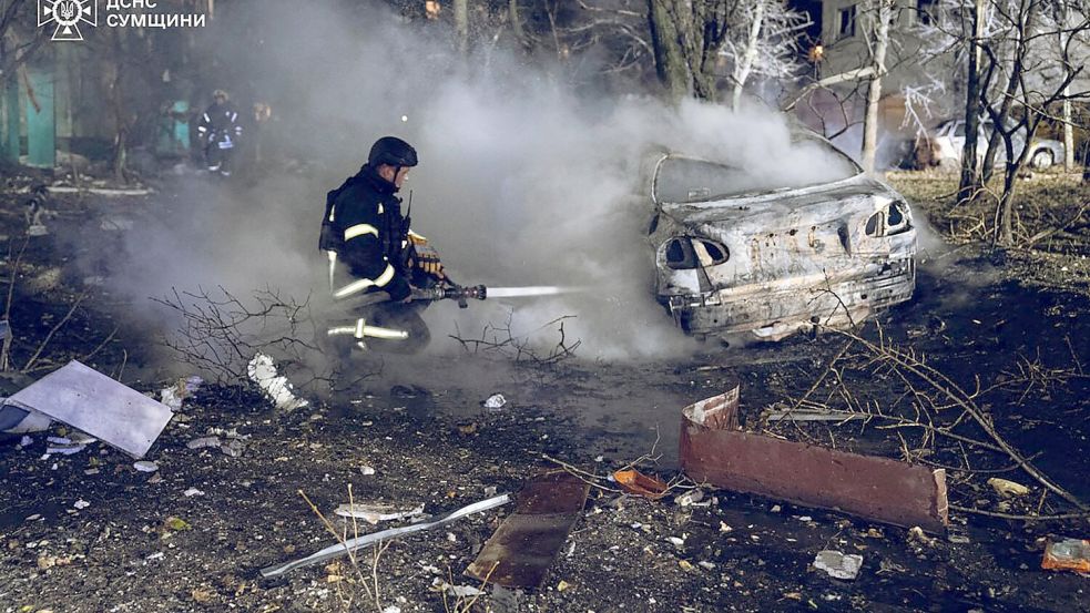 Eine russische Rakete tötete in der ukrainischen Stadt Sumy mindestens drei Menschen. Foto: Uncredited/Ukrainian Emergency Service/dpa
