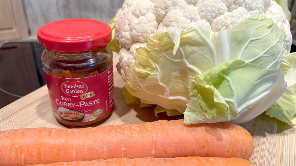 Blumenkohl, Currypaste, Kokosmilch – das sind die Kernzutaten. Statt Kokosmilch geht auch Gemüsebrühe. Und ich habe noch etwas Möhre geschnibbelt. Foto: Carmen Leonhard
