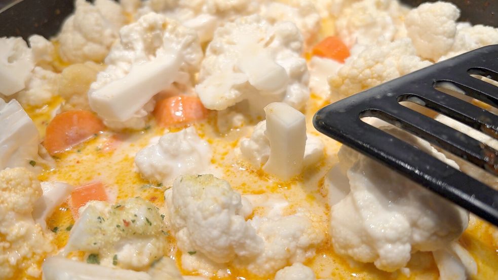 Die Zutaten landen fix im Topf und müssen dann einfach nur noch köcheln. Nach einer Viertelstunde steht das Blumenkohl-Curry auf dem Tisch. Foto: Carmen Leonhard