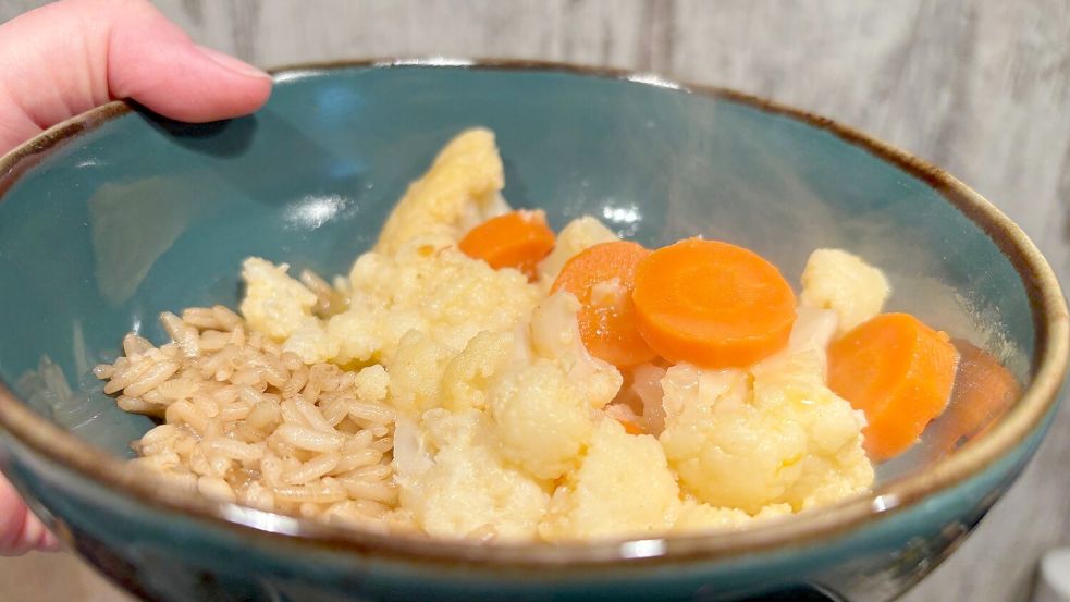 Mit Reis, wie hier, oder auch mit Fladenbrot schmeckt das Blumenkohl-Curry ganz super. Foto: Carmen Leonhard