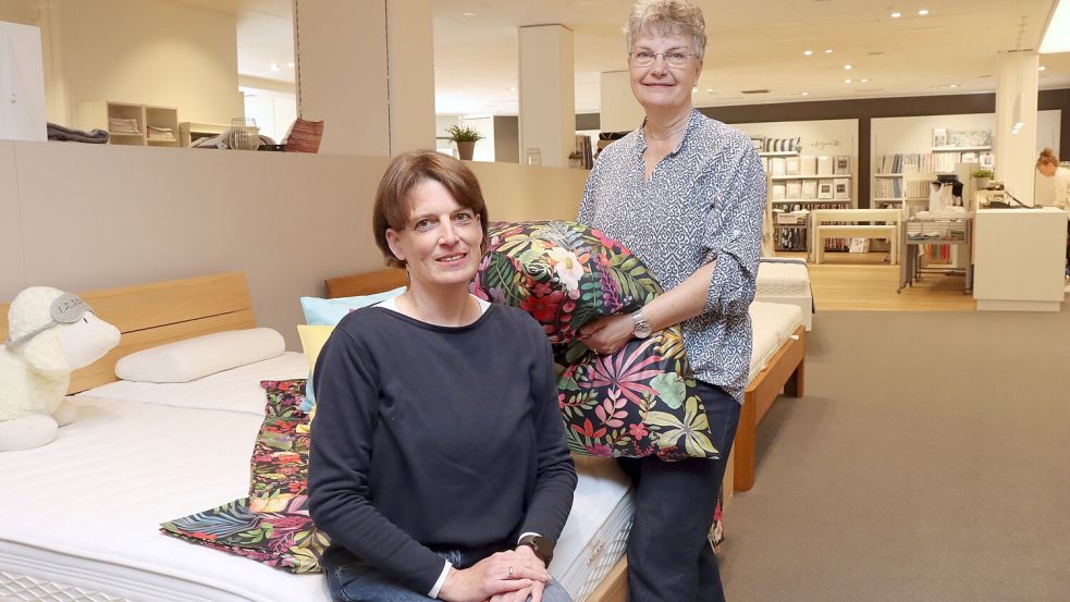 Cornelia Hoffmann (links) und Wilma Feilscher leiten als Geschäftsführerinnen jetzt die Geschicke von Betten Barghoorn. Fotos: Wittich
