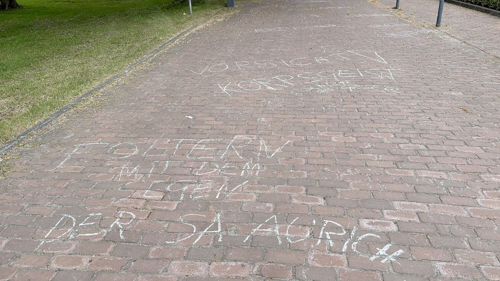 „Foltern mit dem Segen der SA Aurich“ und „Vorsicht Korpsgeist“ würde mit Kreide auf den Boden geschrieben. Foto: Eva van Loh