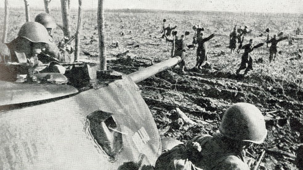 Rotarmisten beim Angriff: Ende 1942 brach die deutsche Ostfront bei Stalingrad zusammen. Foto: imago//Gemini Collection