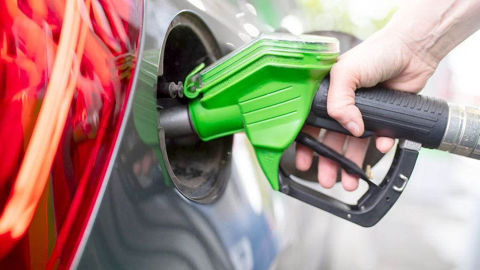 Tanken ist billiger geworden. (Symbolbild) Foto: Sven Hoppe/dpa