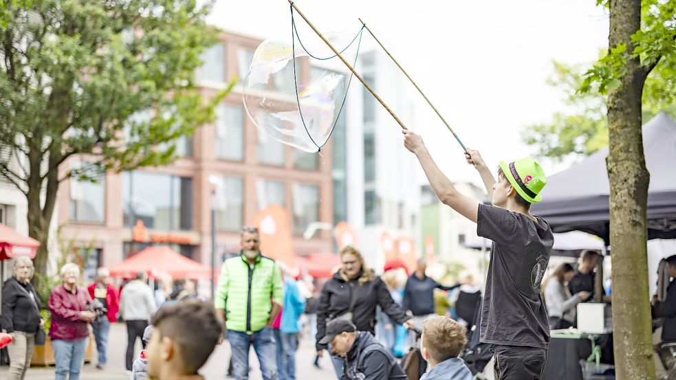 Für die jungen Besucher gibt es Kinderschminken, Seifenblasen und mehr. Foto: Akka Fotografie