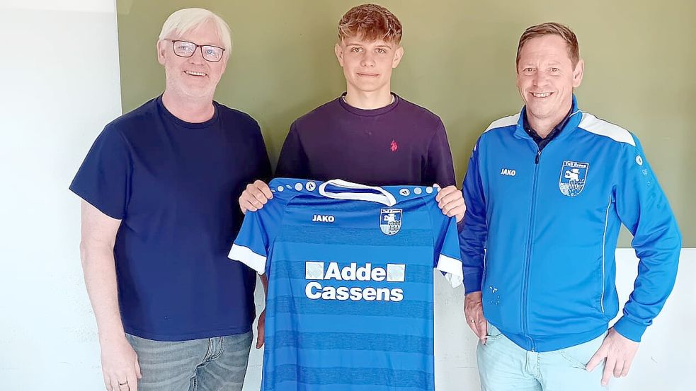 Sönke Kroon (Mitte) wird zukünftig das Esens-Trikot tragen. Darüber freuen sich TuS-Vorsitzender Holger Janssen und Trainer Ralf Backhaus. Foto: Privat